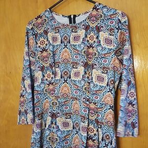 Silky dress with zipper and pleats.